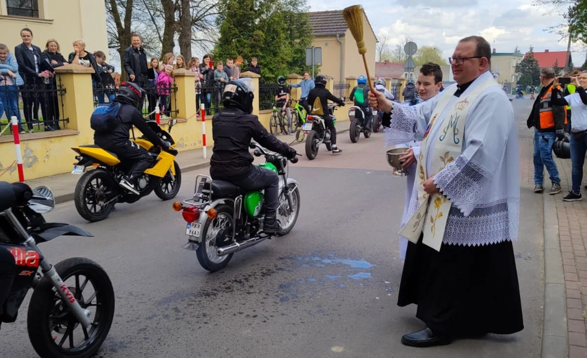 Motocykliści rozpoczęli sezon w Lutogniewie. Modlili się w sanktuarium [ZOBACZ ZDJĘCIA] - Zdjęcie główne