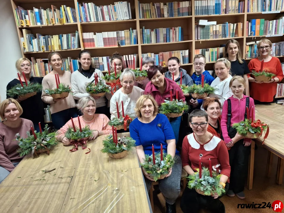 W bibliotece wykonały stroiki na stół wigilijny - Zdjęcie główne