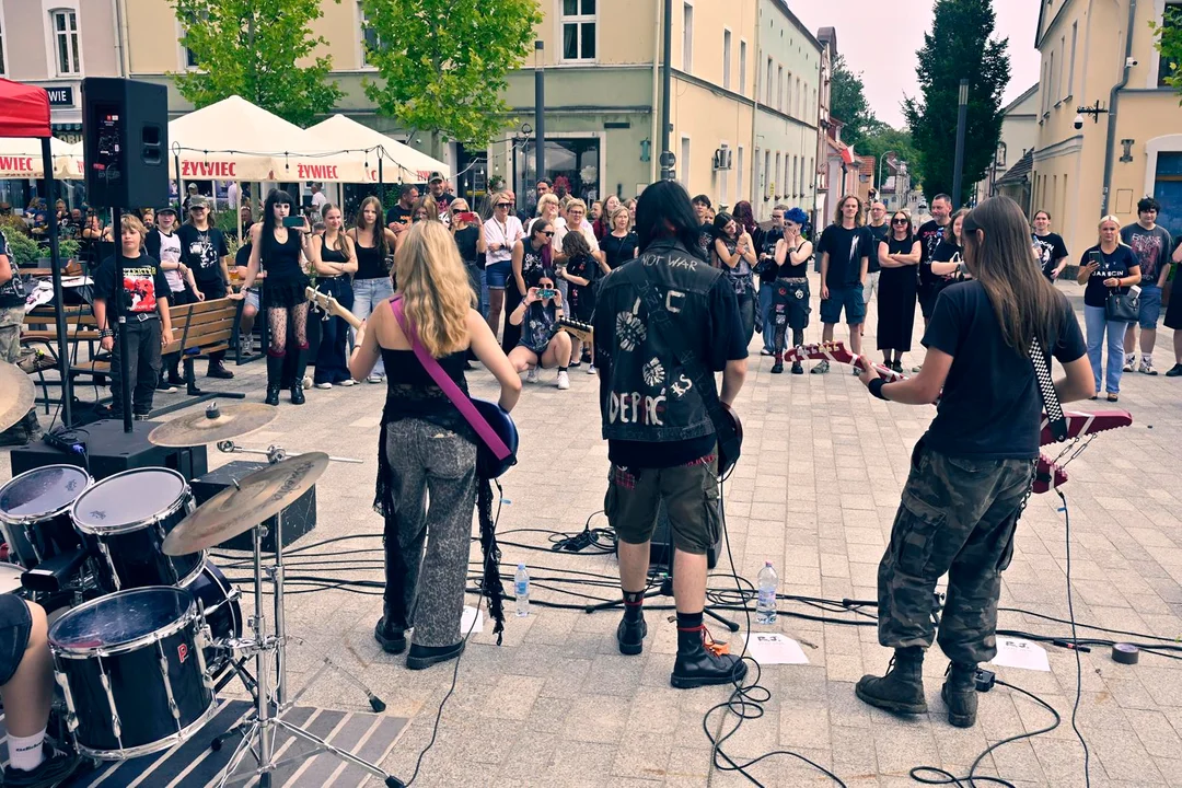 Jarocin Festiwal 2026. Wydarzenia okołofestiwalowe. Niedziela. Koncerty na rynku, wystawa plastyczna