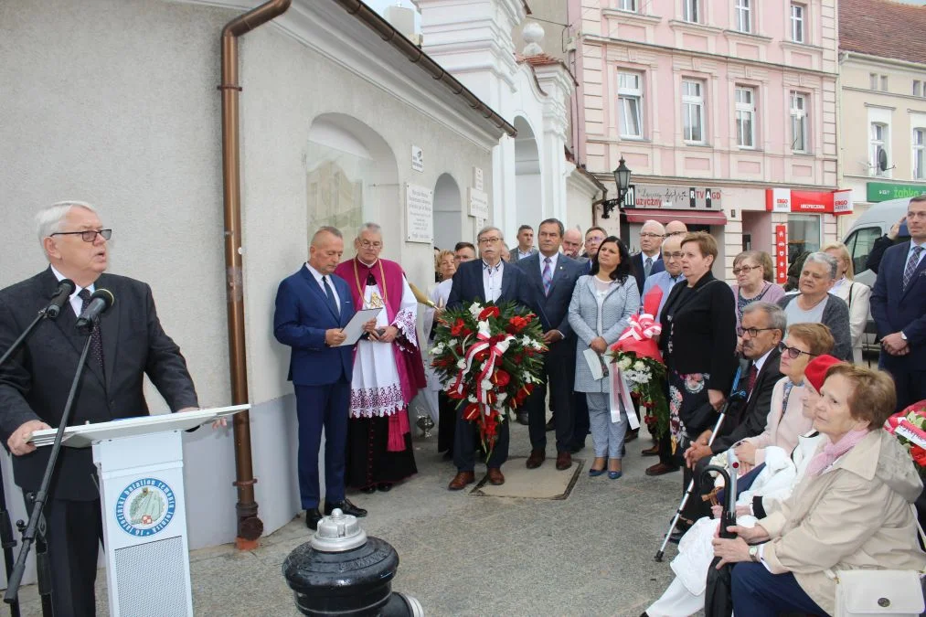 Jarocin. Odsłonięcie tablicy poświęconej kolporterom gazety konspiracyjnej "Dla Ciebie, Polsko" i koncert patriotyczny w JOK-u