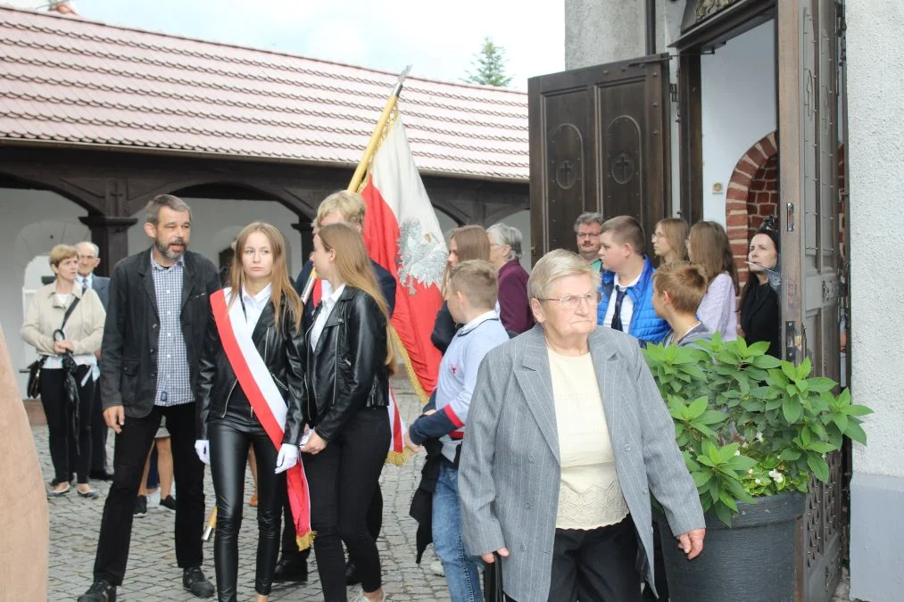 Jarocin. Odsłonięcie tablicy poświęconej kolporterom gazety konspiracyjnej "Dla Ciebie, Polsko" i koncert patriotyczny w JOK-u