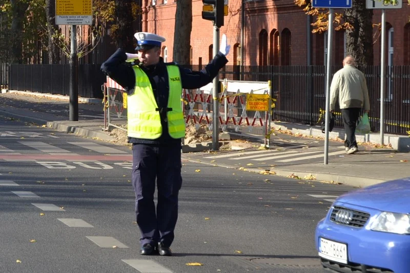 Policjant kieruje ruchem. Jak się zachować?