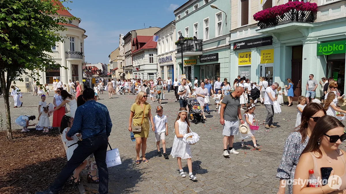 Gostyń - Boże Ciało 2023 - procesja ulicami miasta