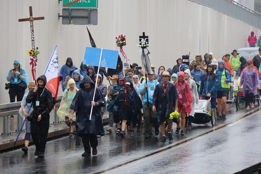 Im deszczowa pogoda nie jest straszna. Pielgrzymi na ulicach Rawicza [ZDJĘCIA] - Zdjęcie główne