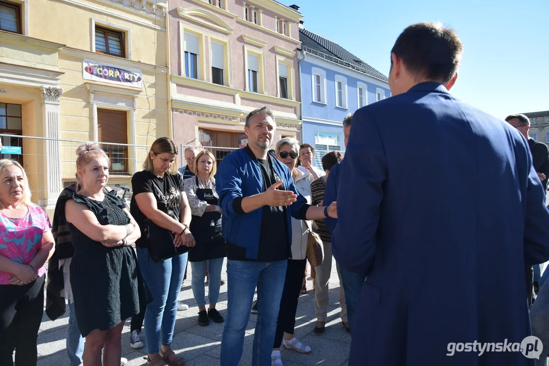 Spotkanie burmistrza Łukasz Kubiaka z przedsiębiorcami handlującymi na rynku w Krobi