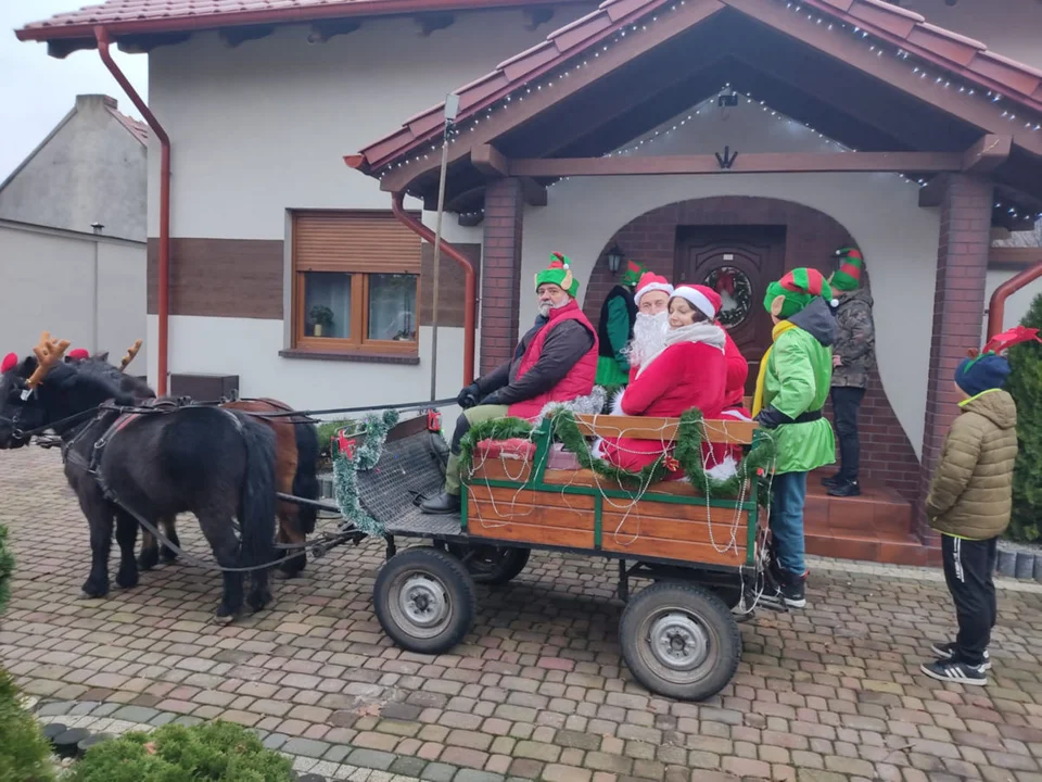 Do Kosowa Święty Mikołaj przyjechał bryką z reniferami-kucami