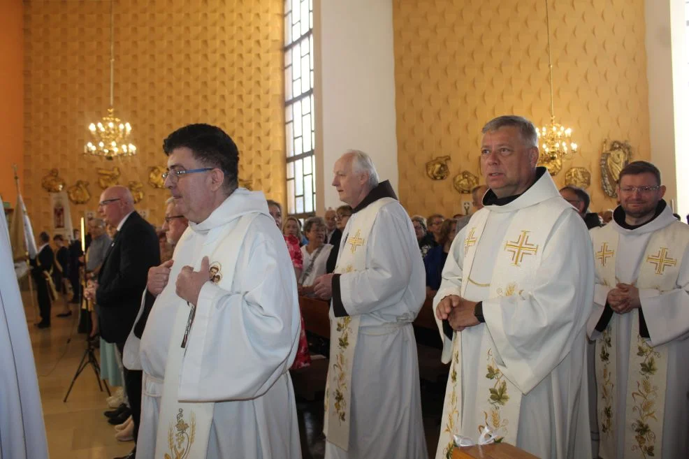 Tablica dla ojca Sylwina Wojdanowicza oraz jubileuszowy zjazd franciszkanów w Jarocinie