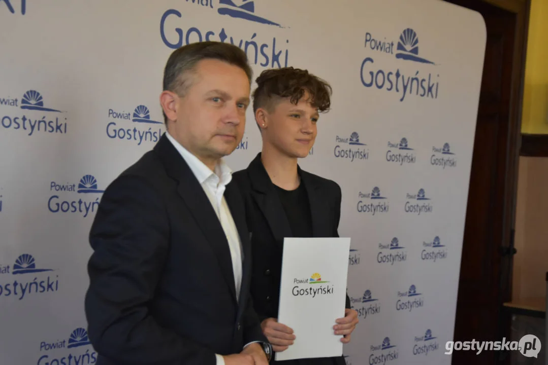 Zarząd Powiatu Gostyńskiego rozdał stypendia młodym sportowcom