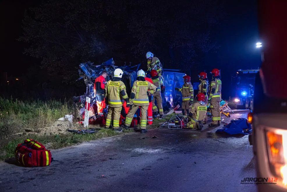 Zdezrzenia busa z pociągiem na przejeździe kolejowym w Golinie