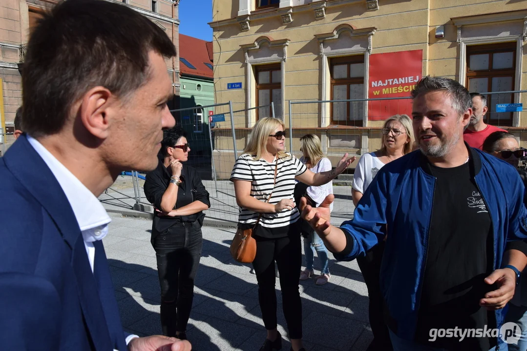 Spotkanie burmistrza Łukasz Kubiaka z przedsiębiorcami handlującymi na rynku w Krobi