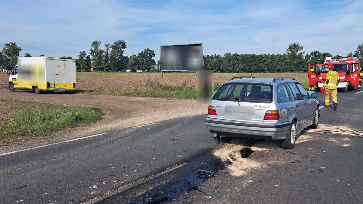 Zderzenie dwóch aut na drodze wojewódzkiej. Trasa Golina Wielka - Dąbrówka odblokowana [AKTUALIZACJA] - Zdjęcie główne