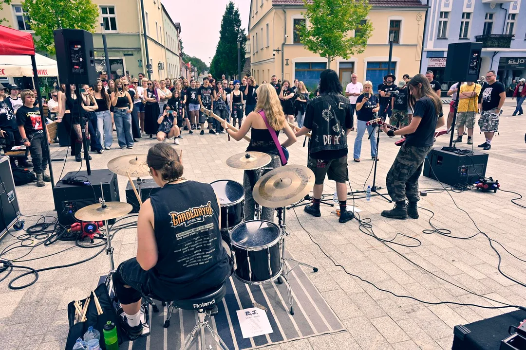 Jarocin Festiwal 2026. Wydarzenia okołofestiwalowe. Niedziela. Koncerty na rynku, wystawa plastyczna