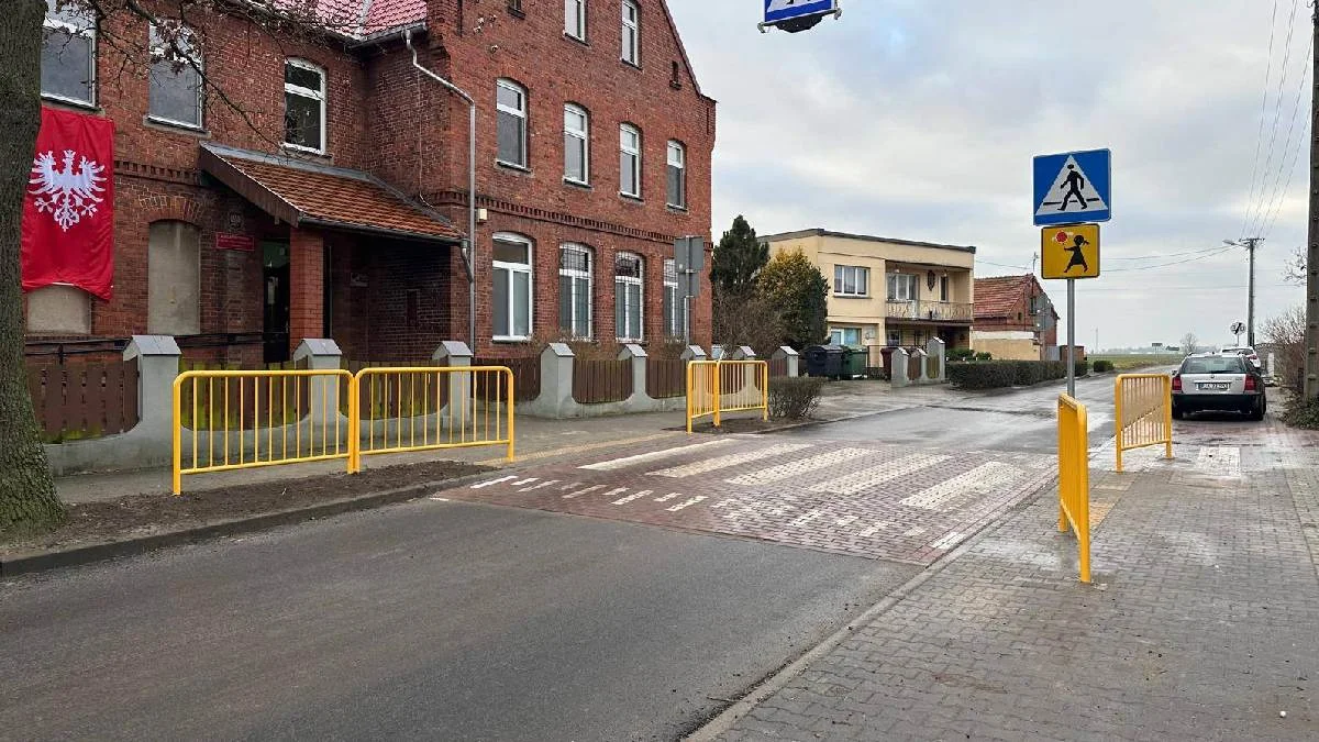 Ścieżka rowerowa i przejście dla pieszych przy szkole mają poprawić bezpieczeństwo. To ostatnie inwestycje w gminie zrealizowane w 2025 roku - Zdjęcie główne