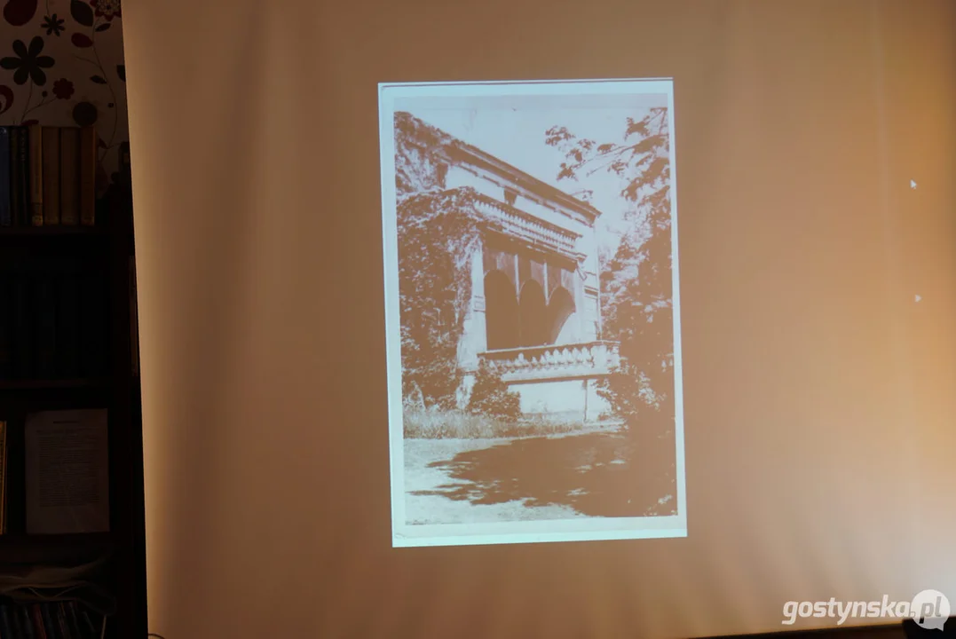 Miłośnicy starych fotografii w pogorzelskiej bibliotece