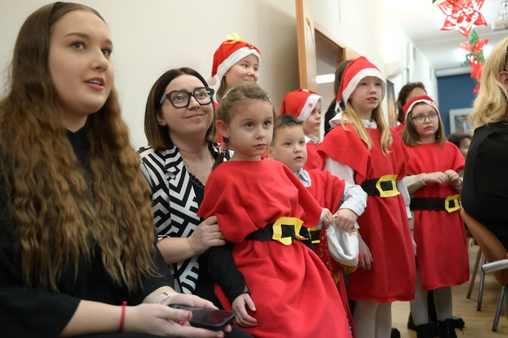 Wigilia podopiecznych Domu Dziecka i Pogotowia Opiekuńczego w Pleszewie - Zdjęcie główne