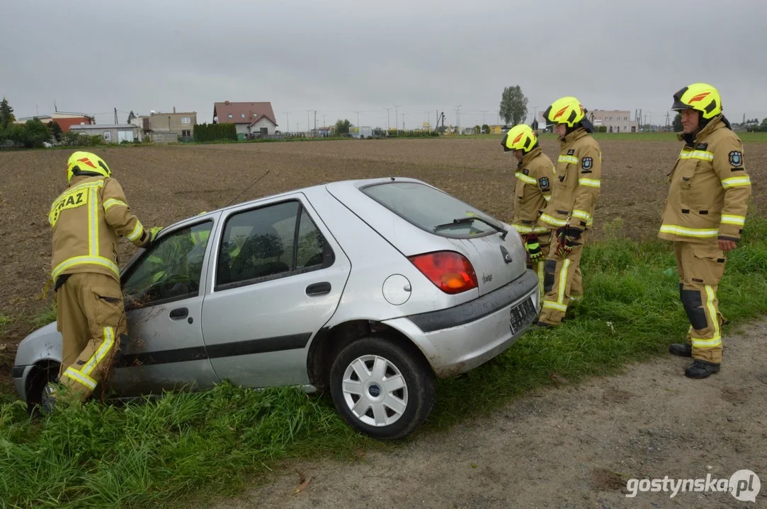 Dwóch 24-latków porzuciło samochód na polnej drodze w Krobi