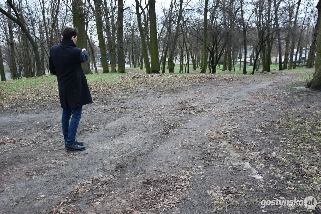 Odkryte ogrodzenie cmentarza żydowskiego w parku miejskim w  Gostyniu