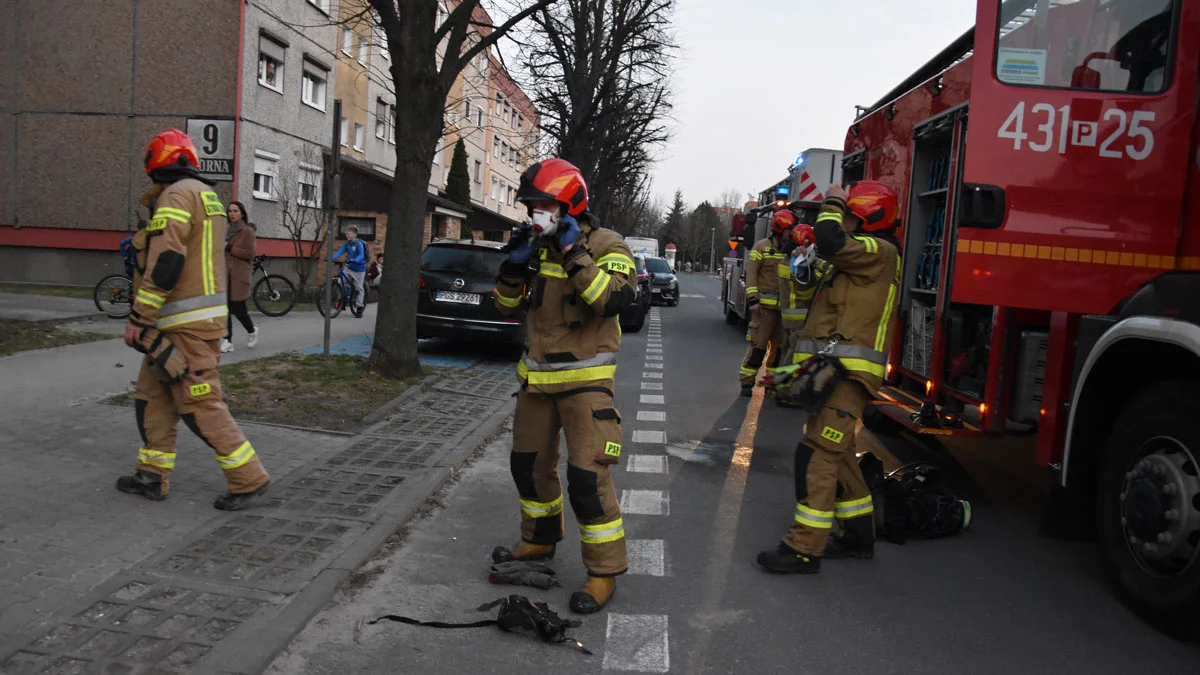 Pożar w mieszkaniu w bloku na osiedlu w Gostyniu