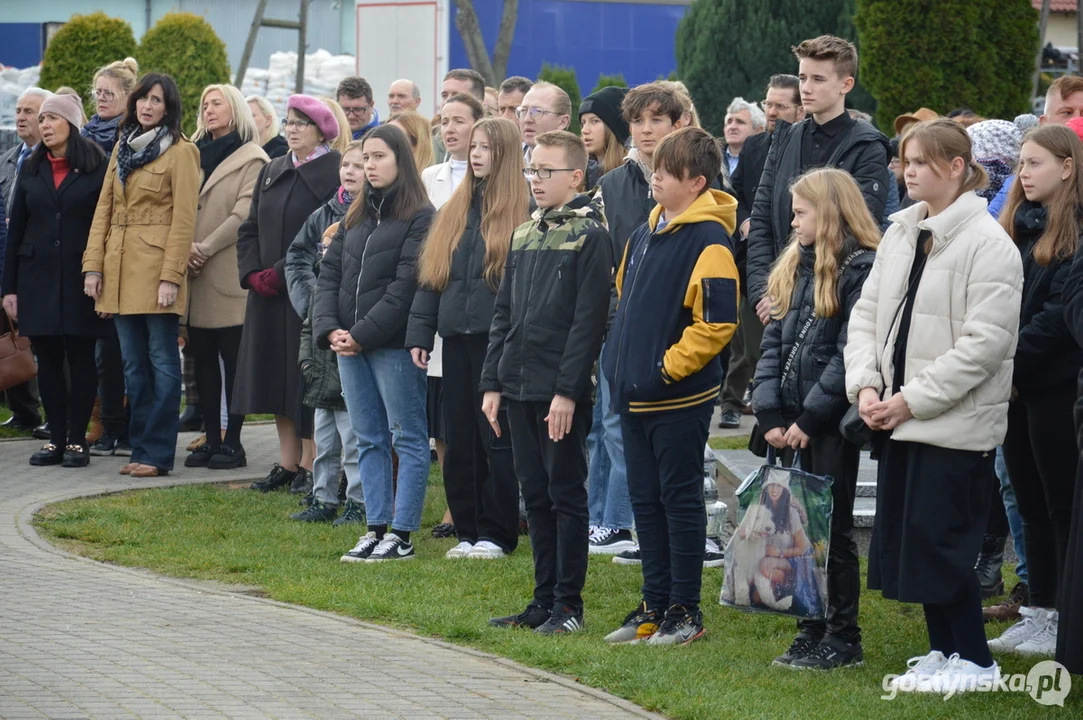 Przemarsz i uroczystości na cmentarzu w dniu 11 listopada w Krobi