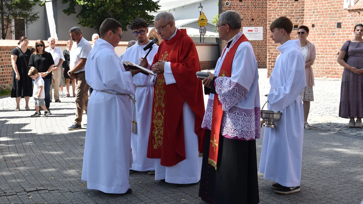 Poświęcenie odnowionej figury Matki Boskiej Niepokalanej przy farze w Gostyniu