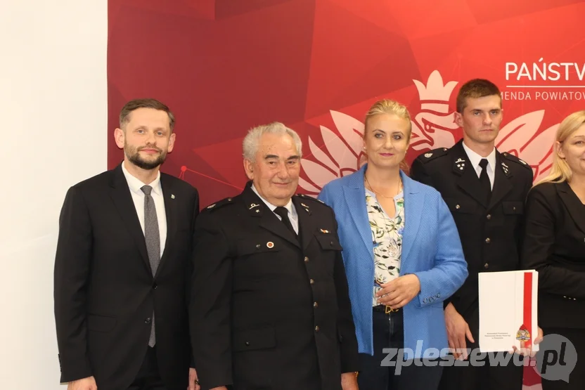 Wręczenie świadczeń ratowniczych i promes dla młodzieżowych drużyn pożarniczych z powiatu pleszewskiego