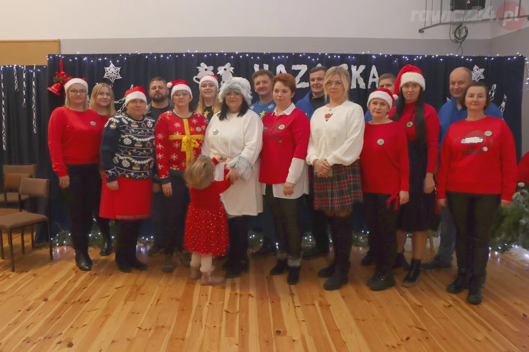 Mieszkańcy Hazów ubierali choinkę w Zielonej Wsi