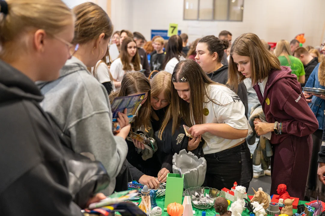 Tłumy uczniów na targach edukacyjnych. Młodzież poznawała szkoły i zawody [ZDJĘCIA]