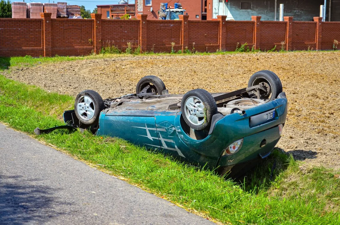 Auto dachowało i wpadło do rowu w Wilczyńcu. Kierowca był pod wpływem