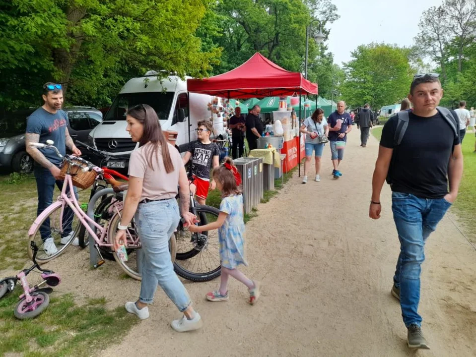 Piknik na polanie w jarocińskim parku Radolińskich. Organizatorzy przygotowali wiele atrakcji [ZDJĘCIA] - Zdjęcie główne