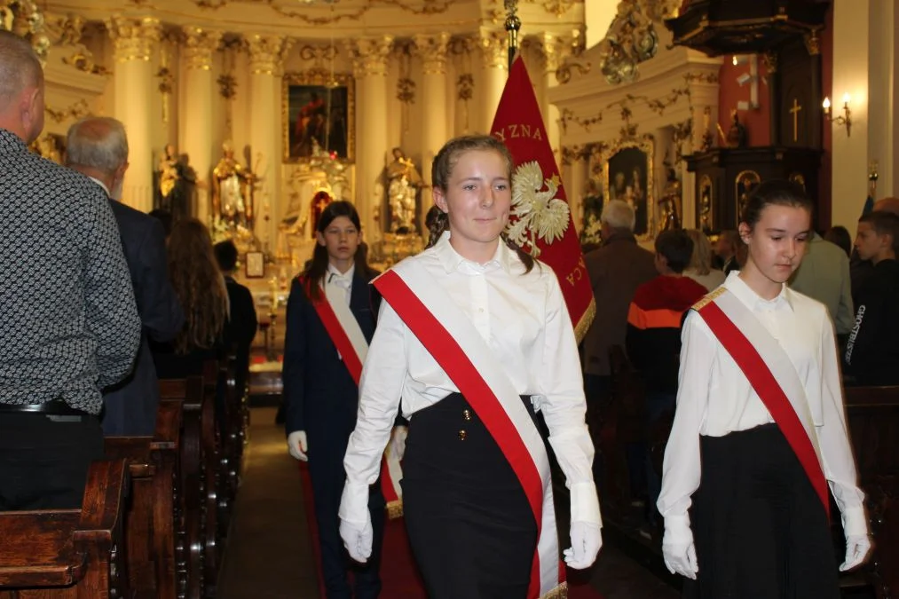 Jarocin. Odsłonięcie tablicy poświęconej kolporterom gazety konspiracyjnej "Dla Ciebie, Polsko" i koncert patriotyczny w JOK-u