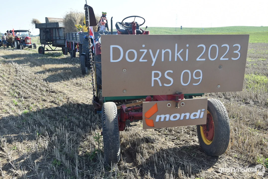 Parada zabytkowych pojazdów podczas dożynek powiatowych na Świętej Górze 2023