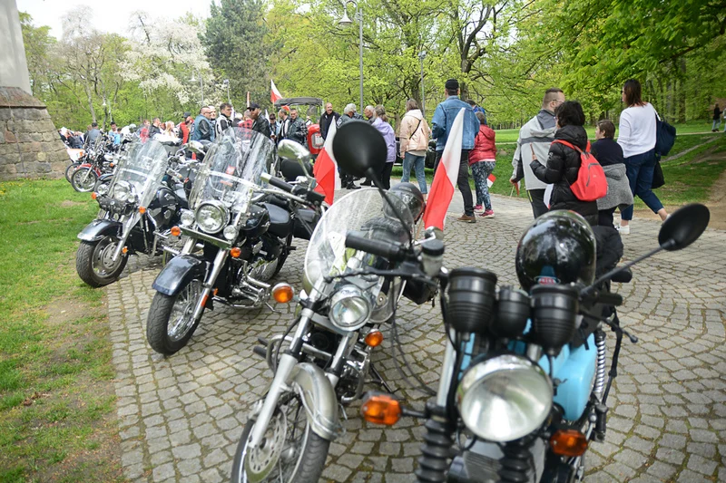 Wystawa zabytkowych pojazdów w Jarocinie z okazji Święta Flagi