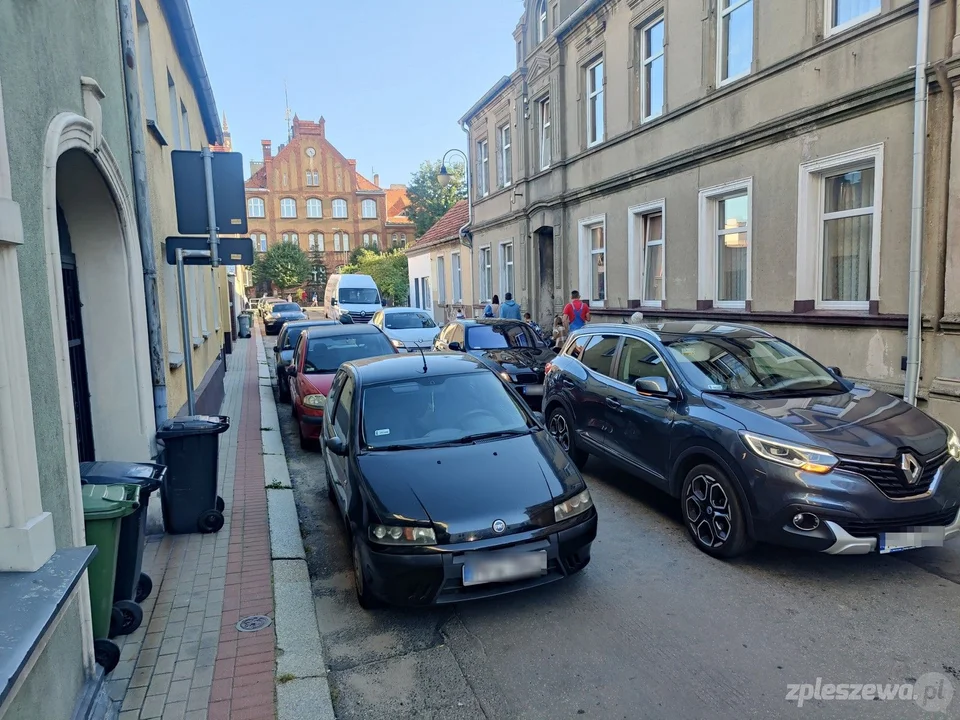 Rodzice: na ul. Szkolnej w Pleszewie od rana jest dramat z parkowaniem! [ZDJĘCIA] - Zdjęcie główne