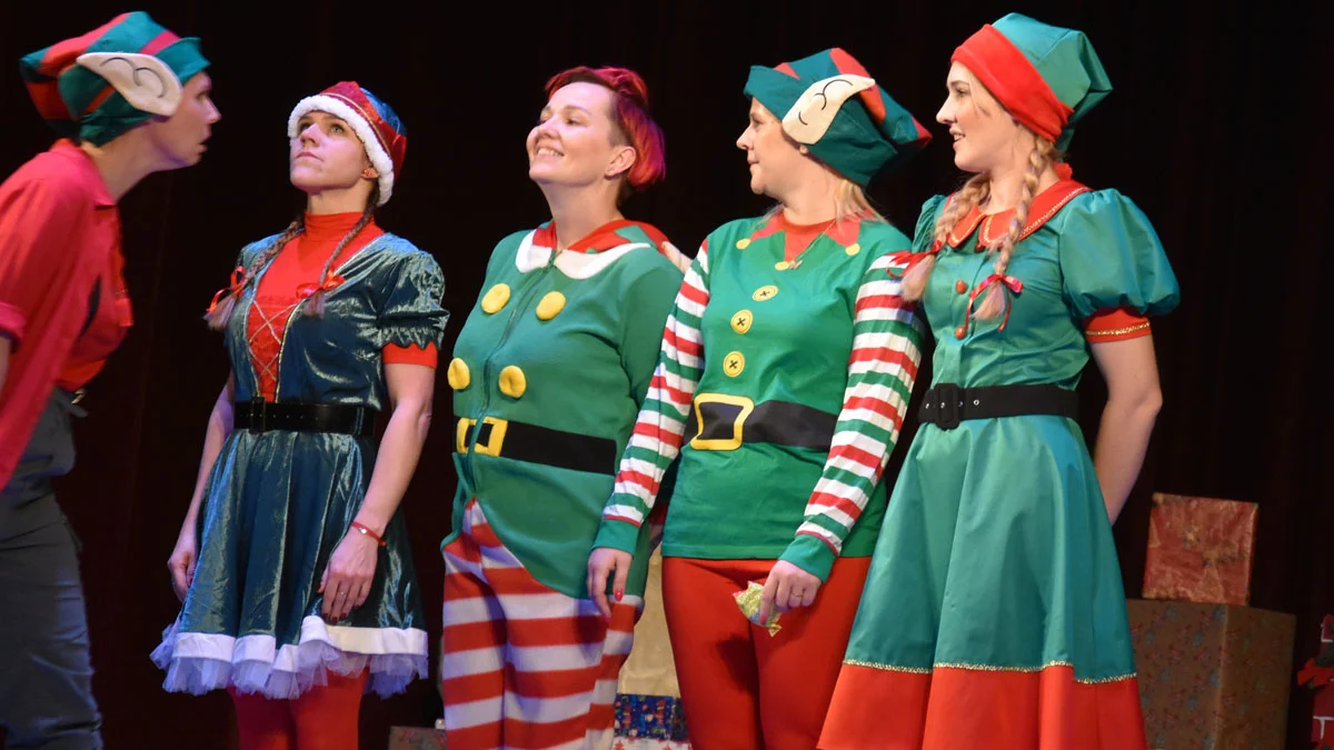 Grupa Teatralna Mamuśki z przedszkola w Pogorzeli w spektaklu "Strajk u Mikołaja"