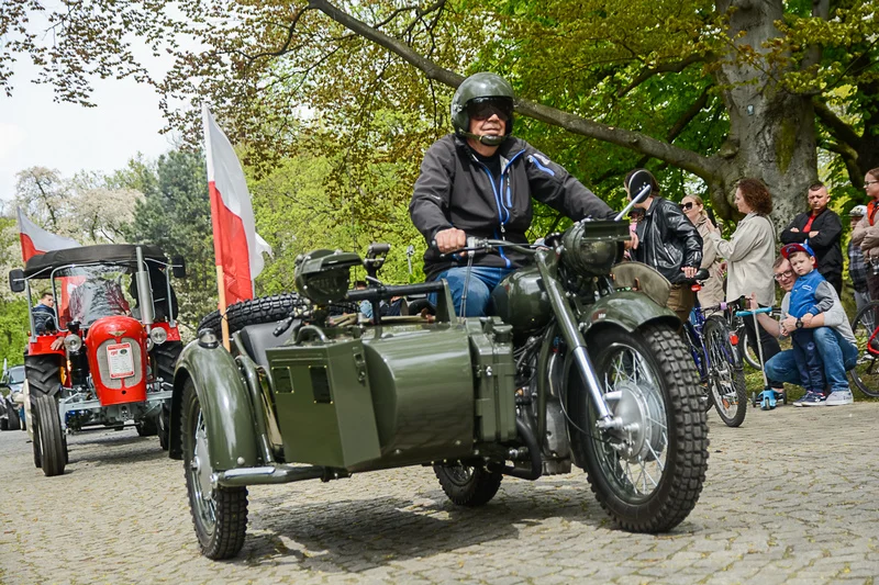 Wystawa zabytkowych pojazdów w Jarocinie z okazji Święta Flagi