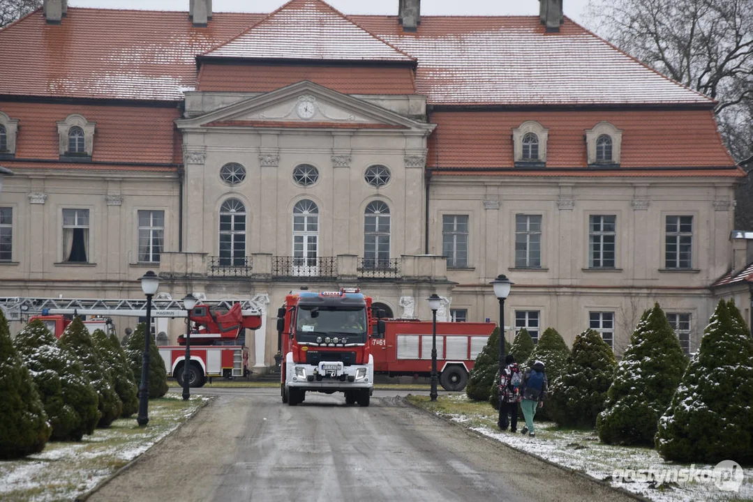 Pożar pałacu w Pępowie. Straż pożarna porządkuje pogorzelisko