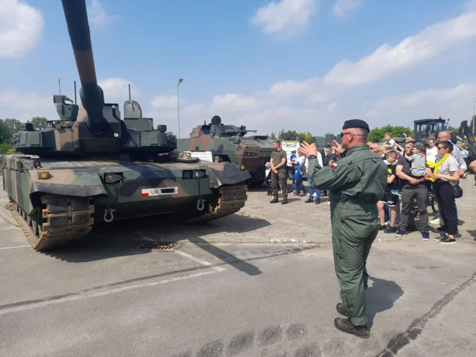 Piknik militarny i pokaz zabytkowych pojazdów na targowisku w Jarocinie