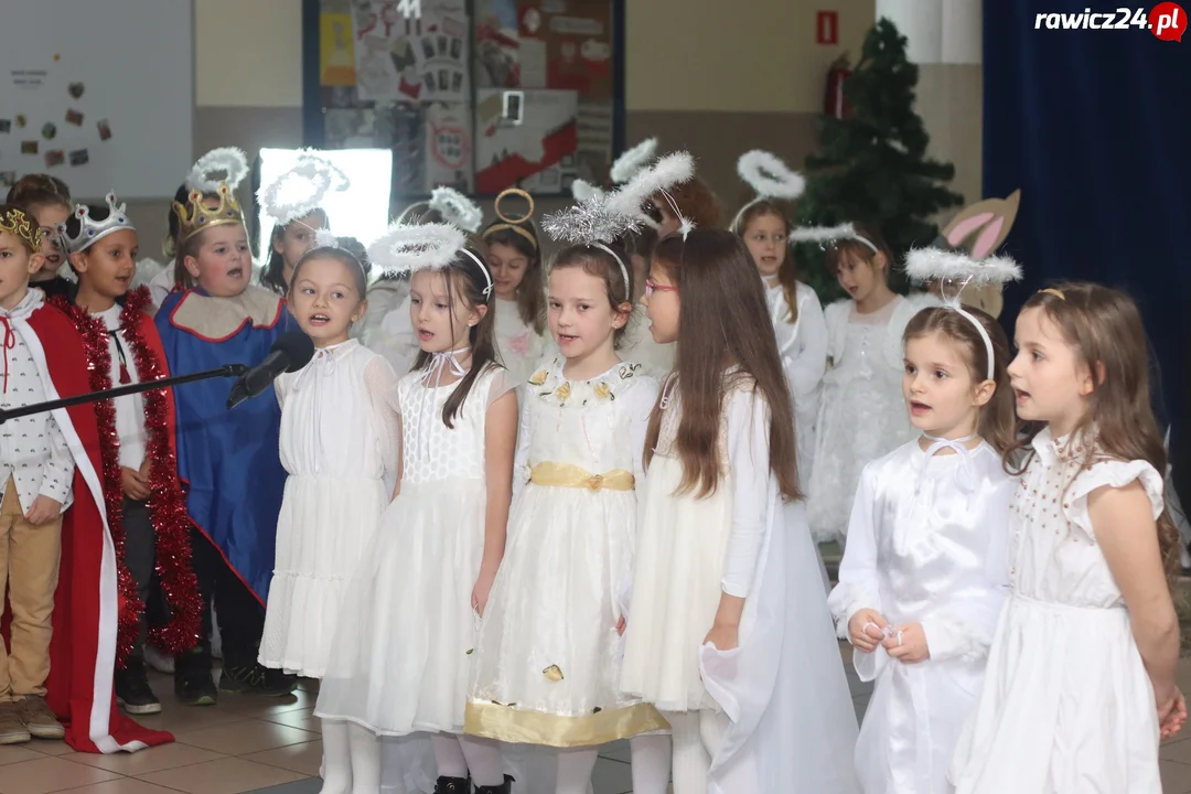 Jasełka, życzenia i poczęstunek w szkole w Sierakowie