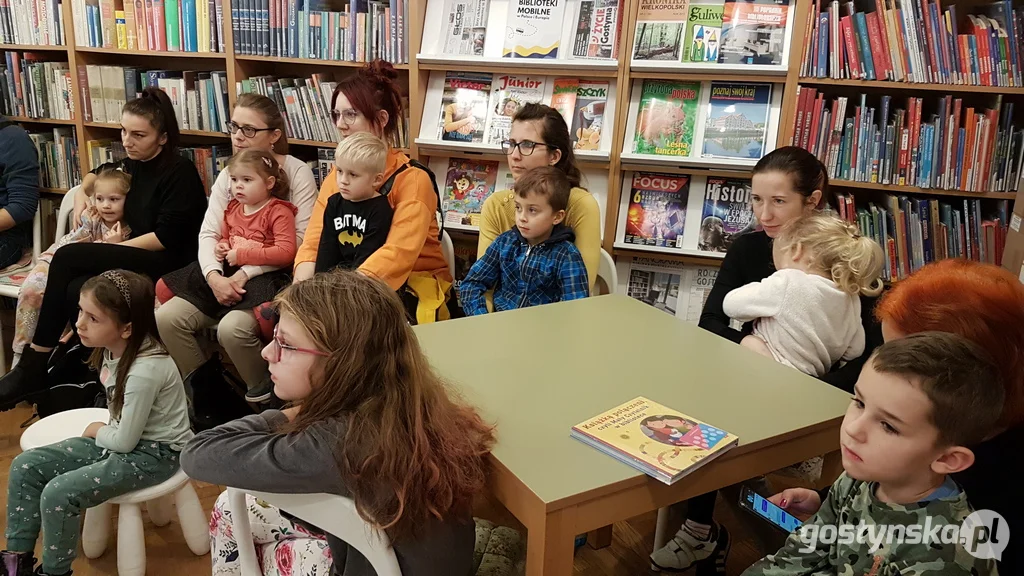 Dzień Postaci z Bajek - Głośne Czytanie w bibliotece miejskiej w Gostyniu