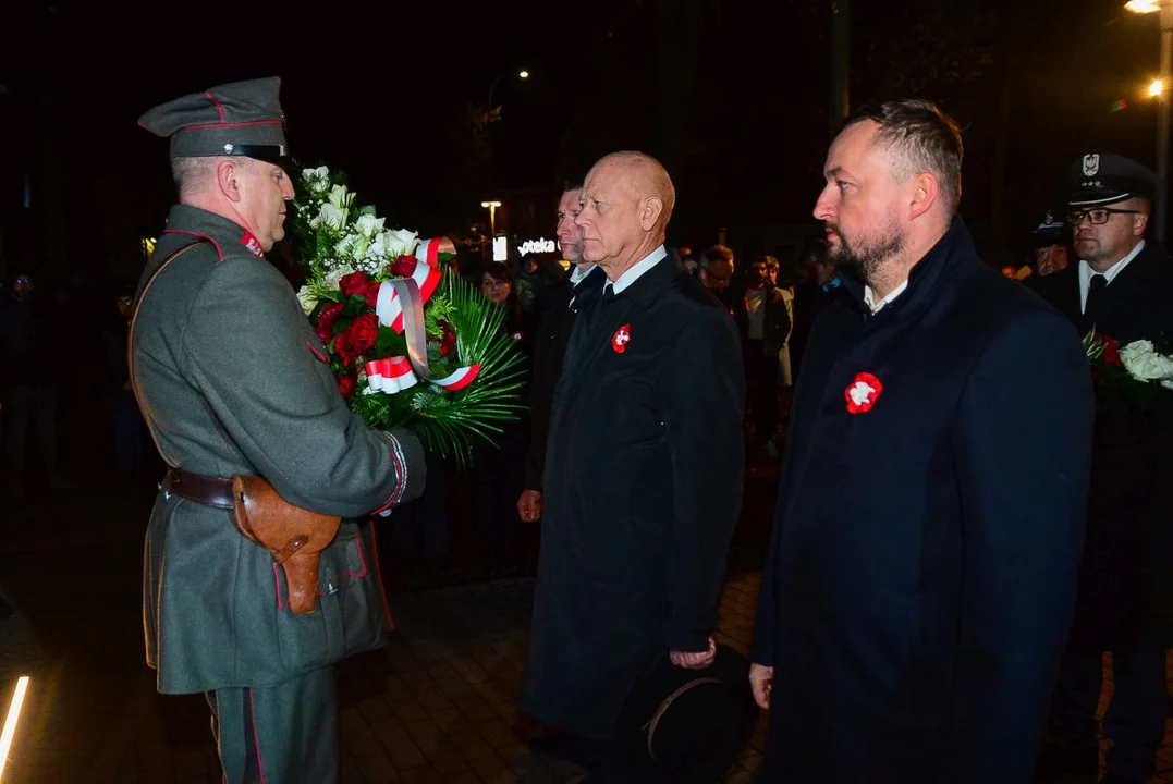 Obchody Święta Niepodległości w Jarocinie. Capstrzyk w parku mjr. Zbigniewa hr. Ostroroga-Gorzeńskiego