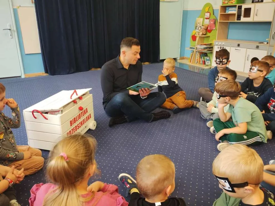 Wiceburmistrz Bartosz Walczak czytał dzieciom w przedszkolu w Mieszkowie [ZDJECIA] - Zdjęcie główne