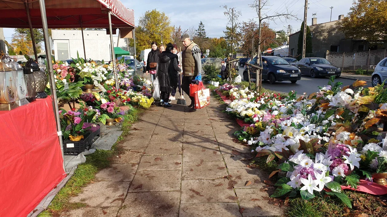 Inflacja dotarła również na cmentarze. Na Wszystkich Świętych kupujemy zdecydowanie mniej zniczy i kwiatów - Zdjęcie główne