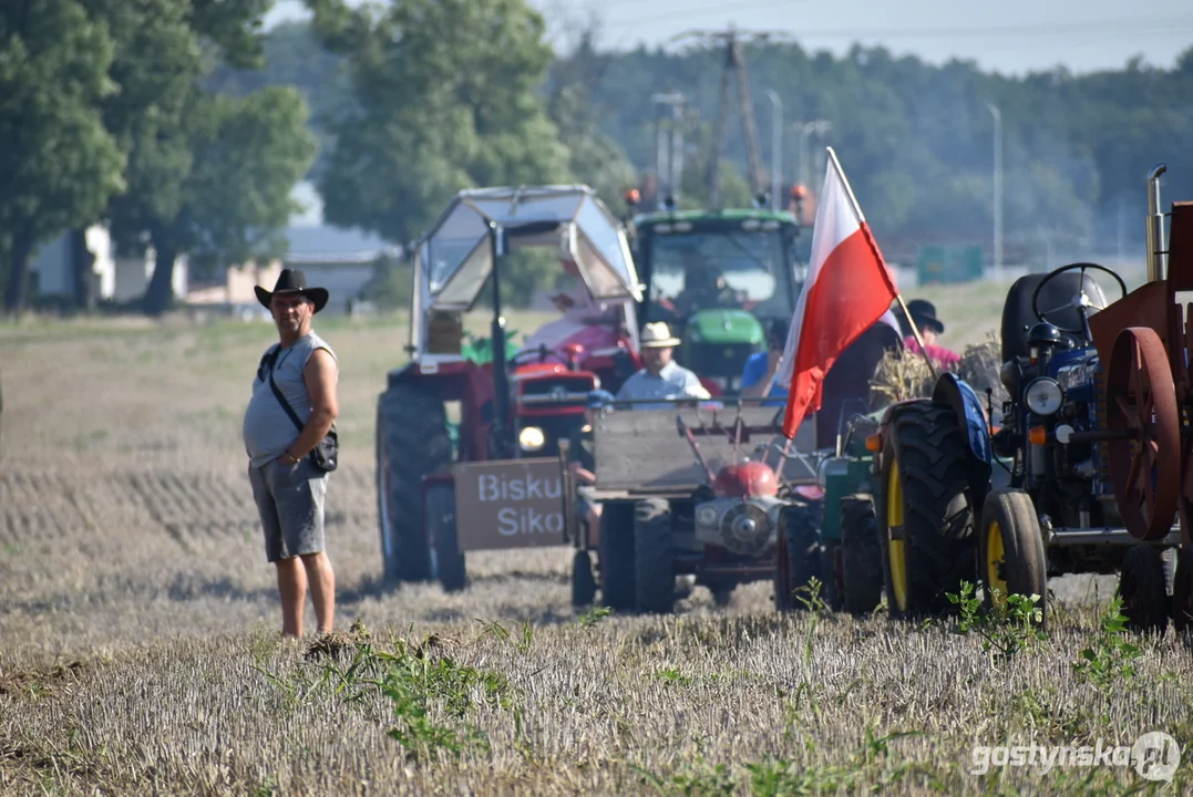 Parada zabytkowych pojazdów podczas dożynek powiatowych na Świętej Górze 2023