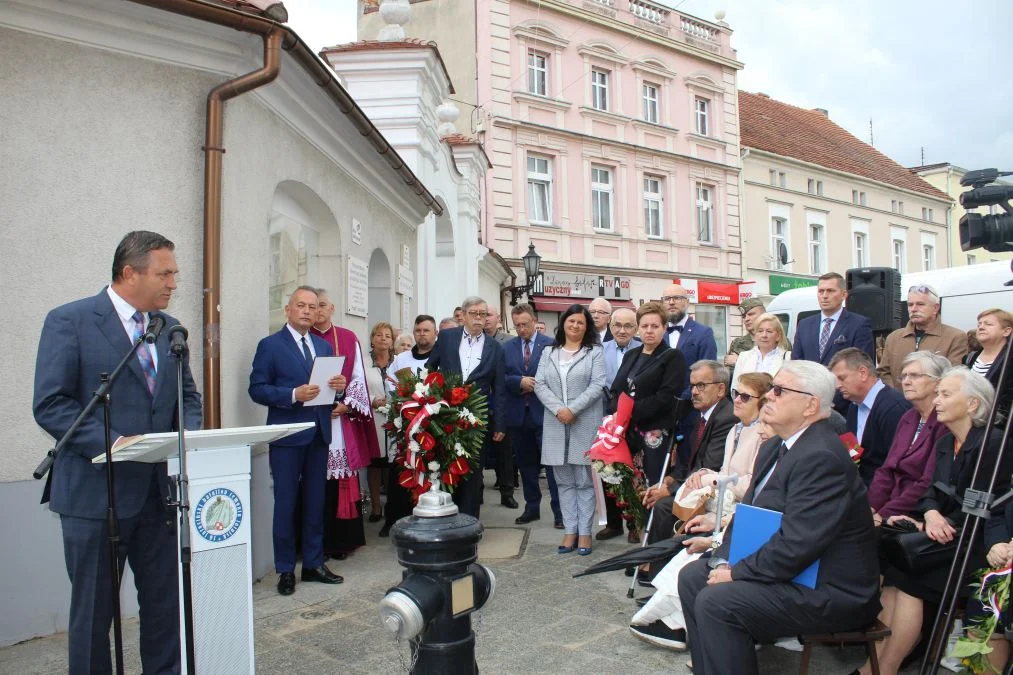 Jarocin. Odsłonięcie tablicy poświęconej kolporterom gazety konspiracyjnej "Dla Ciebie, Polsko" i koncert patriotyczny w JOK-u