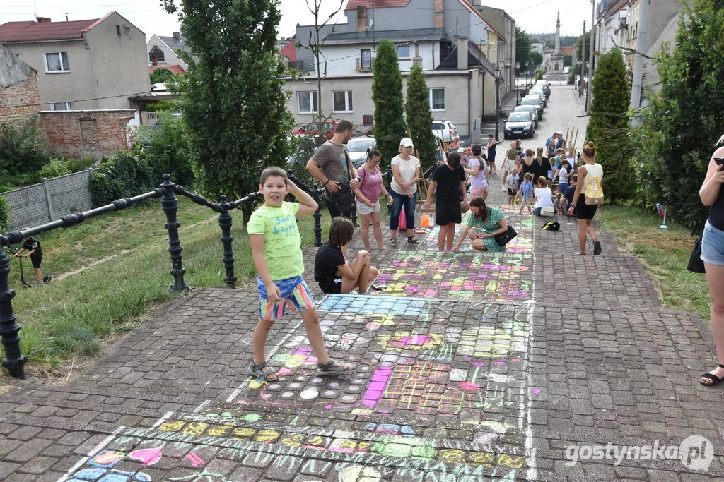 Dzieci z Gostynia malowały schody na Górę Zamkową