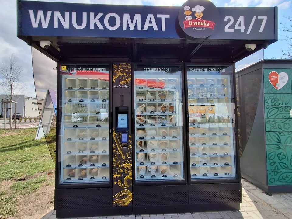 Takiego urządzenia jeszcze u nas nie było! W Pleszewie stanął "Wnukomat"!