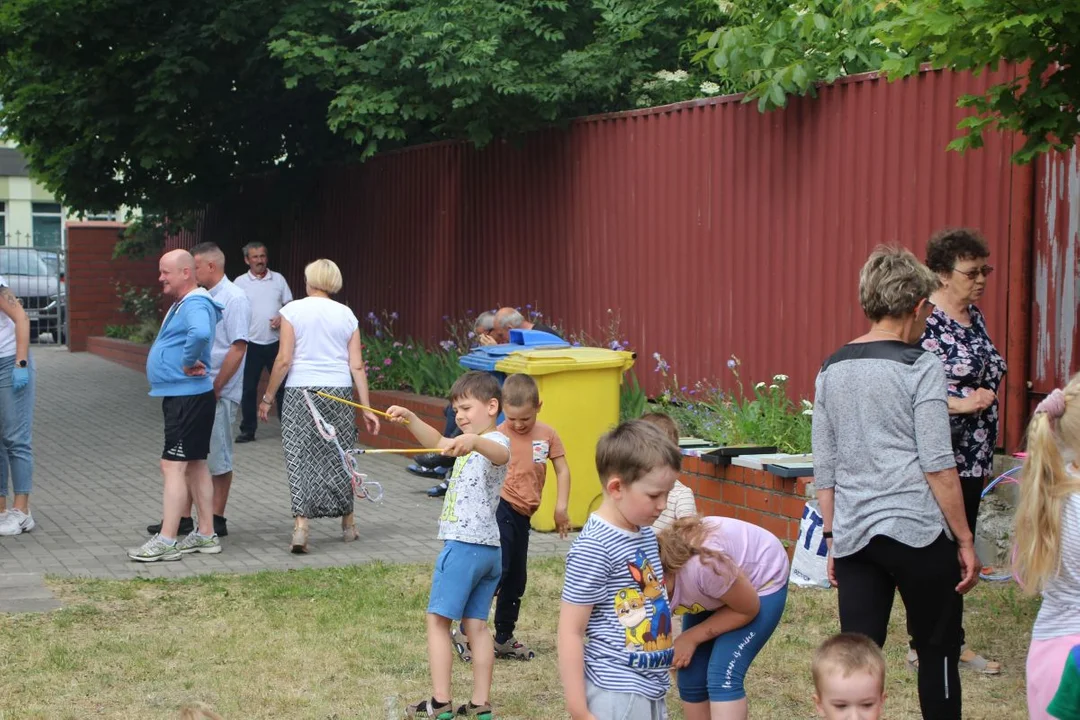 Przedszkolaki integrowały się z seniorami. Festyn na ulicy Zacisznej w Jarocinie