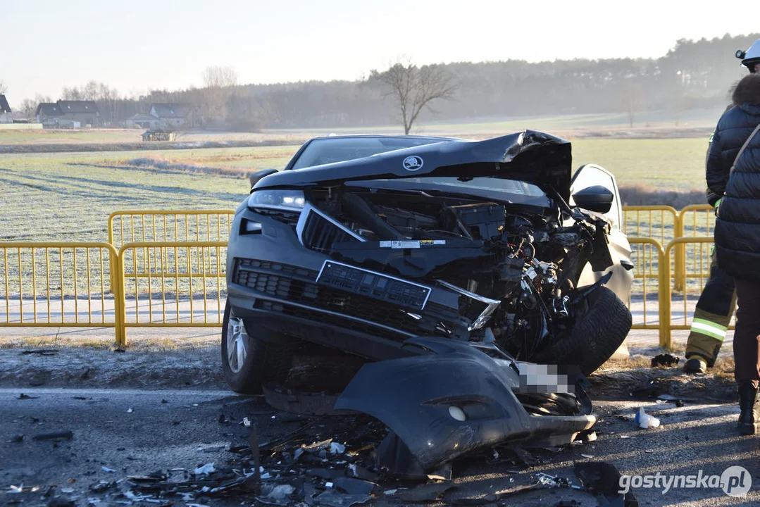 Wypadek na DW434 Gostyń - Poznań. Zderzyły się trzy samochody