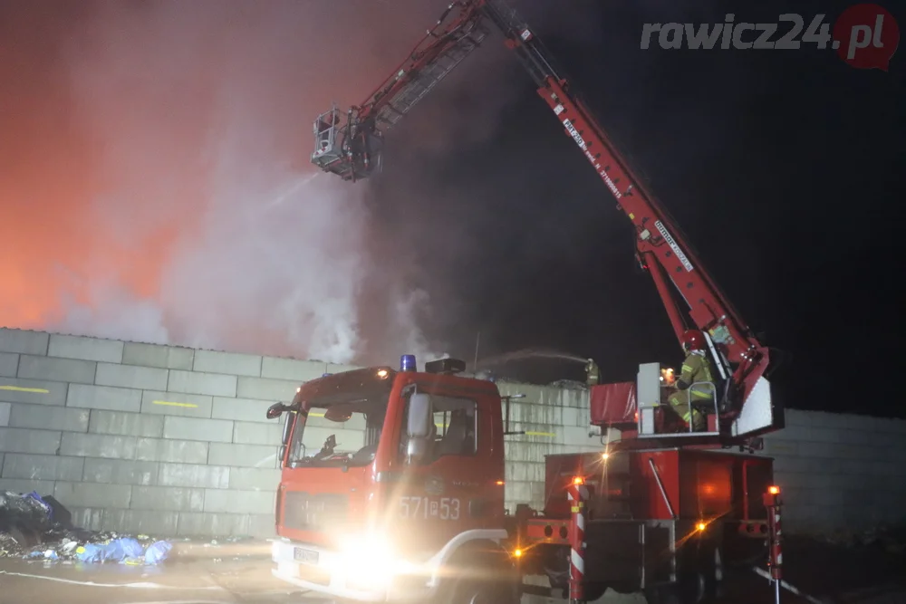 Pożar odpadów na terenie jednej z rawickich firm