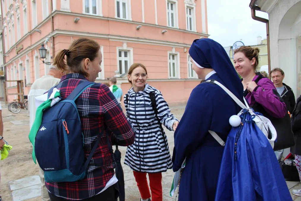 Grupa biało-zielona w drodze z Jarocina na Jasną Górę